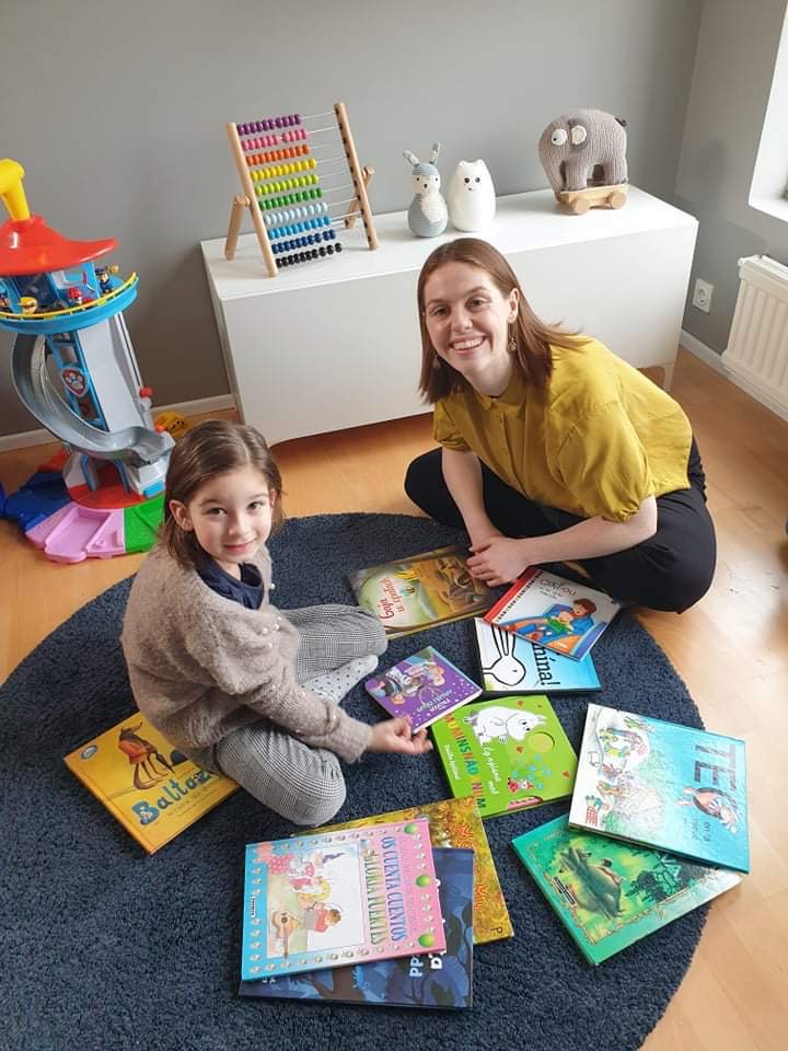 Nemandi og kennari með bækur í kringum sig