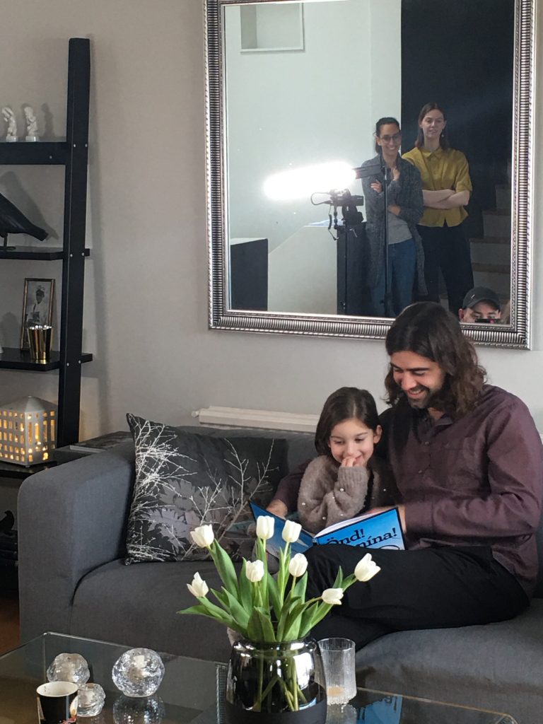 Dóttir og faðir að lesa