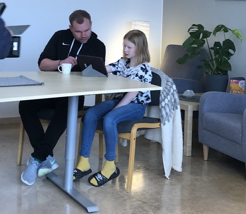 Maður og barn að lesa